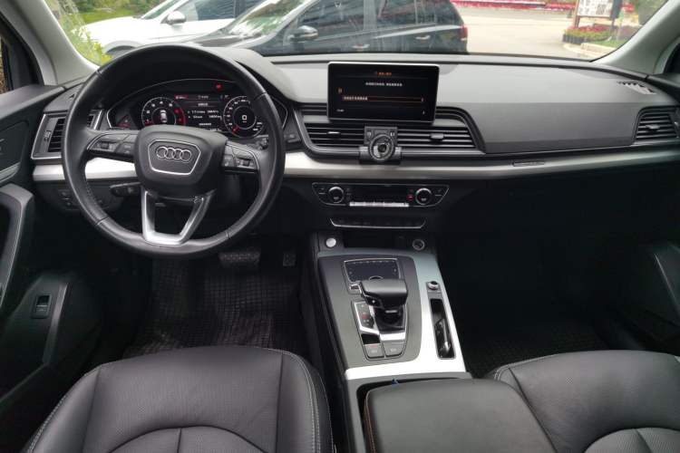 Used Audi Q5L 2018 40 TFSI Prestige Fashion Edition China VI Center Console