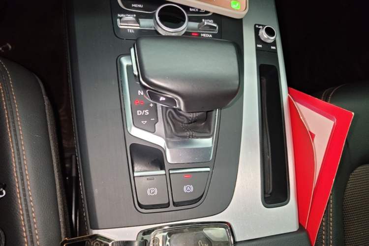 Used Audi Q5L 2018 40 TFSI Prestige Fashion Edition China VI Gear Lever
