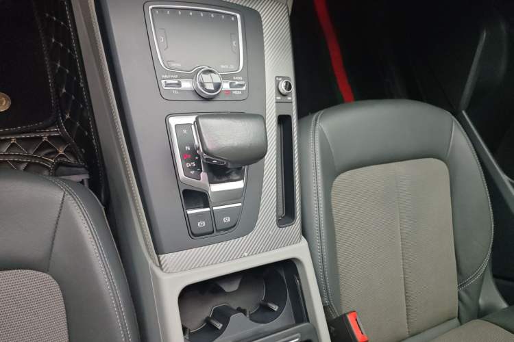 Used Audi Q5L 2018 45 TFSI Prestige Fashion Edition China V Emission Standard Gear Lever