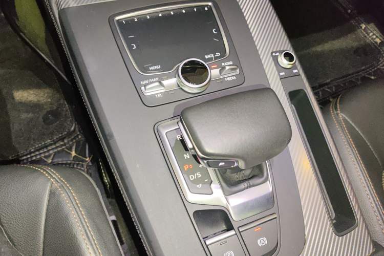 Used Audi Q5L 2018 45 TFSI Prestige Fashion Edition China V Emission Standard Gear Lever