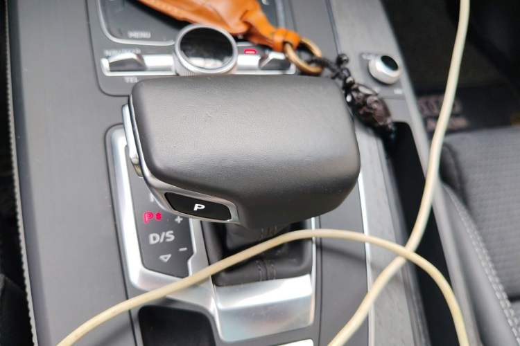 Used Audi Q5L 2018 45 TFSI Prestige Fashion Edition China V Emission Standard Gear Lever