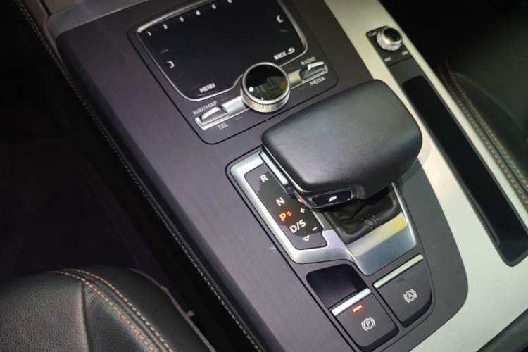 Used Audi Q5L 2018 40 TFSI Prestige Fashion Edition China VI Gear Lever