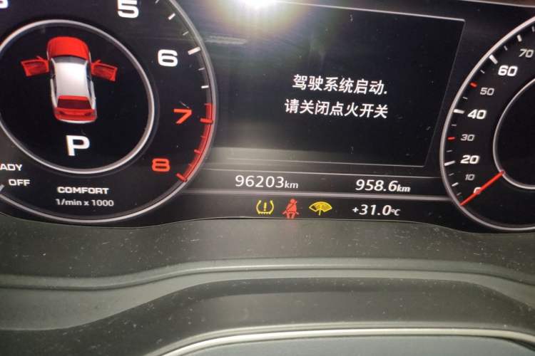 Used Audi Q5L 2018 45 TFSI Prestige Fashion Edition China VI Emission Standard Odometer Close Up