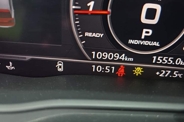 Used Audi Q5L 2018 45 TFSI Prestige Fashion Edition China VI Emission Standard Odometer Close Up