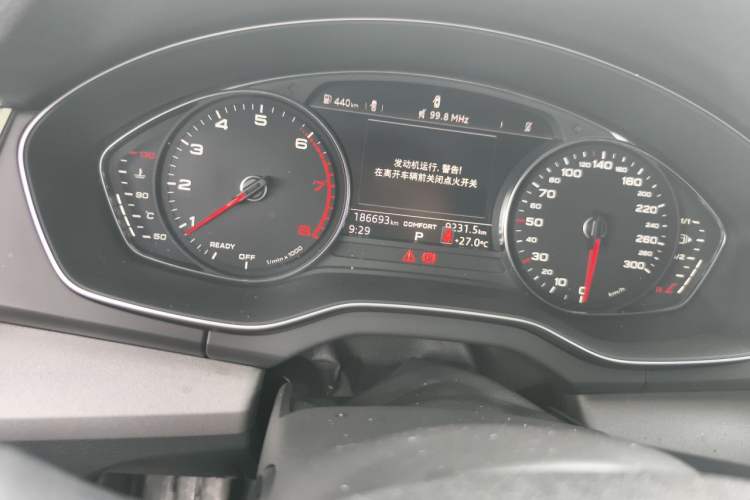 Used Audi Q5L 2018 40 TFSI Prestige Edition China VI Emission Standard Odometer Close Up