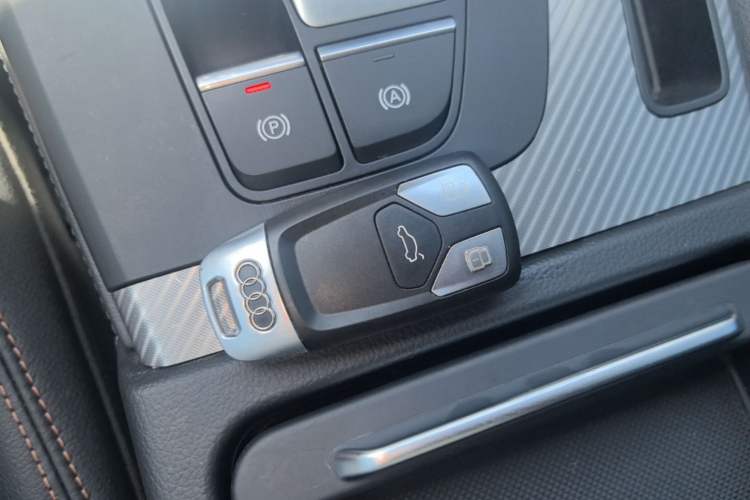 Used Audi Q5L 2018 45 TFSI Prestige Fashion Edition China V Emission Standard Vehicle Key