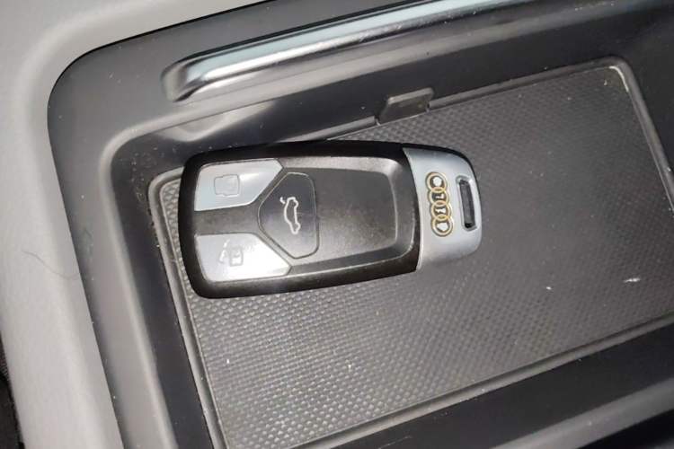 Used Audi Q5L 2018 45 TFSI Prestige Fashion Edition China V Emission Standard Vehicle Key