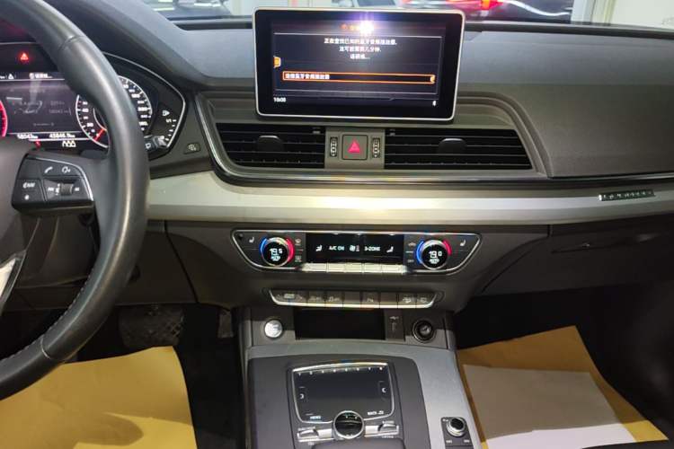 Used Audi Q5L 2018 40 TFSI Prestige Fashion Edition China V Audio And AC Panel