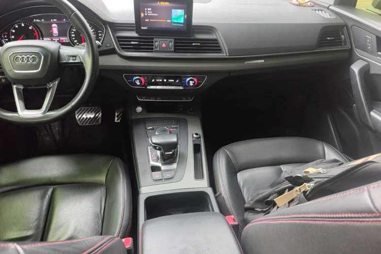 Used Audi Q5L 2018 40 TFSI Prestige Edition China VI Emission Standard Audio And AC Panel