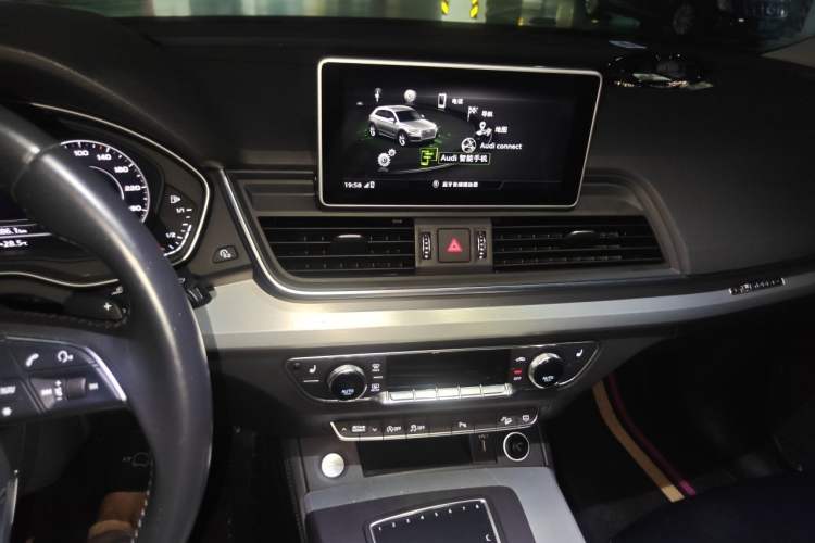 Used Audi Q5L 2018 40 TFSI Prestige Fashion Edition China V Audio And AC Panel