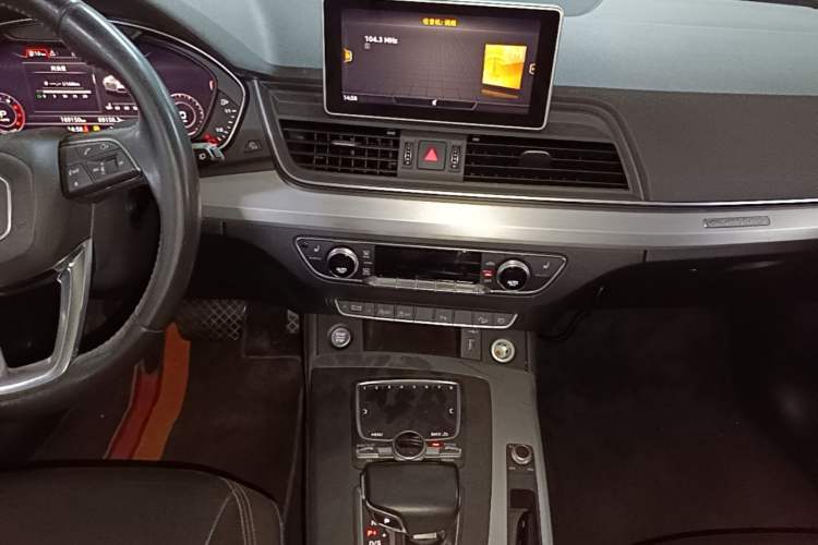 Used Audi Q5L 2018 40 TFSI Prestige Fashion Edition China V Audio And AC Panel