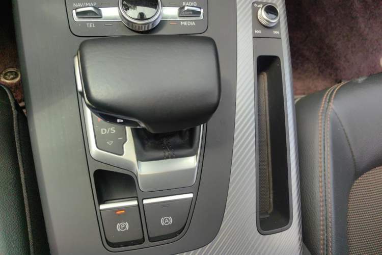 Used Audi Q5L 2018 45 TFSI Prestige Fashion Edition China V Emission Standard Gear Lever