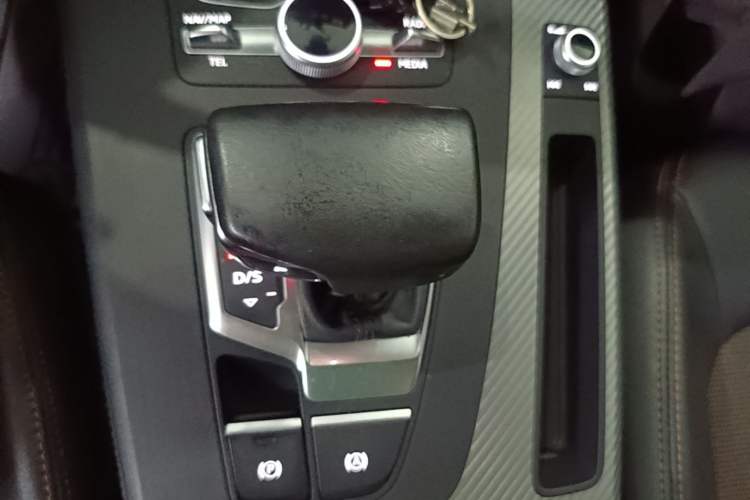 Used Audi Q5L 2018 45 TFSI Prestige Fashion Edition China V Emission Standard Gear Lever