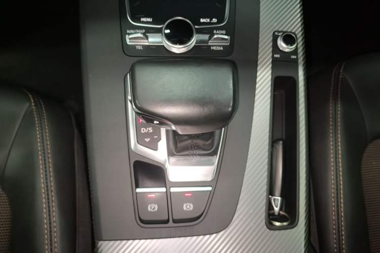 Used Audi Q5L 2018 45 TFSI Prestige Fashion Edition China V Emission Standard Gear Lever