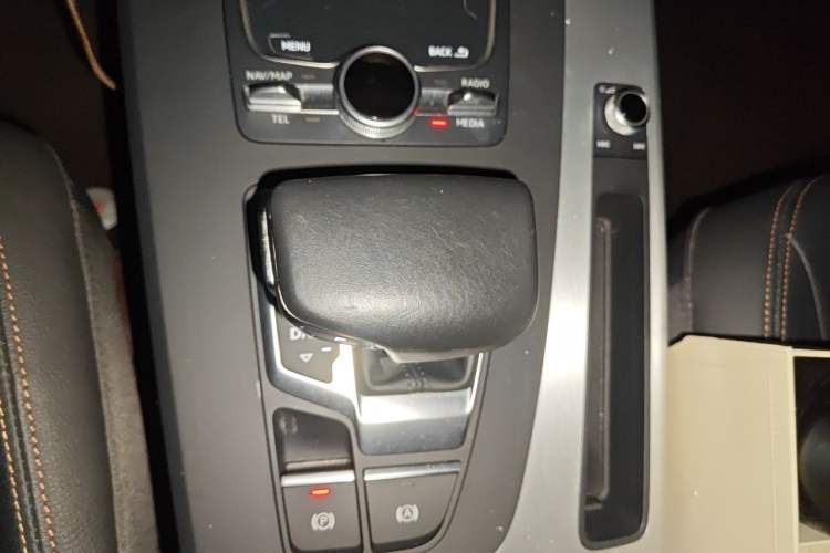 Used Audi Q5L 2018 40 TFSI Prestige Fashion Edition China VI Gear Lever