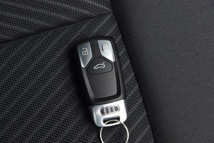 Used Audi Q5L 2018 40 TFSI Prestige Edition China VI Emission Standard Vehicle Key