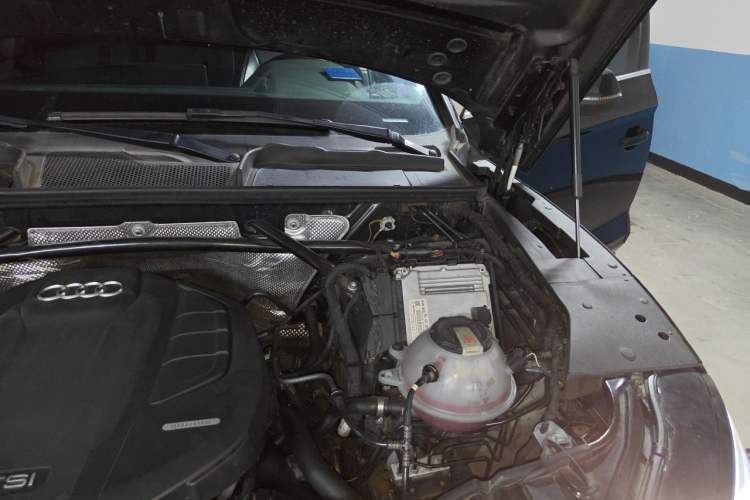 Used Audi Q5L 2018 40 TFSI Prestige Edition China VI Emission Standard Engine Bay Left