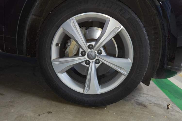Used Audi Q5L 2018 40 TFSI Prestige Edition China VI Emission Standard Right Front Wheel Hub
