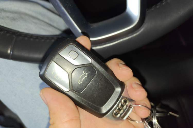 Used Audi Q5L 2018 40 TFSI Prestige Edition China VI Emission Standard Vehicle Key