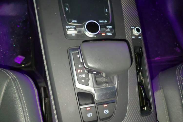 Used Audi Q5L 2018 45 TFSI Prestige Fashion Edition China VI Emission Standard Gear Lever