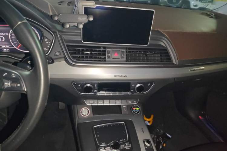 Used Audi Q5L 2018 40 TFSI Prestige Fashion Edition China VI Audio And AC Panel