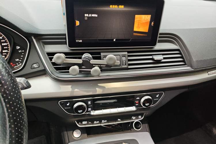 Used Audi Q5L 2018 40 TFSI Prestige Fashion Edition China VI Audio And AC Panel