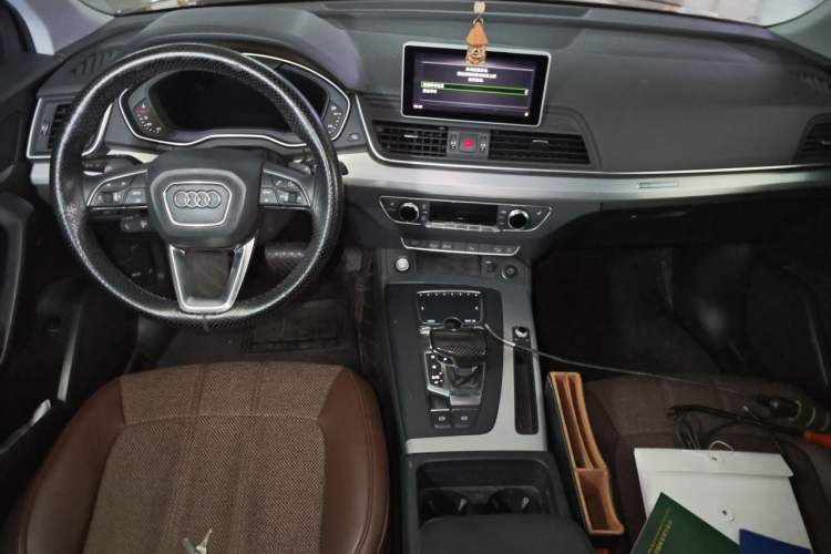 Used Audi Q5L 2018 40 TFSI Prestige Fashion Edition China VI Center Console