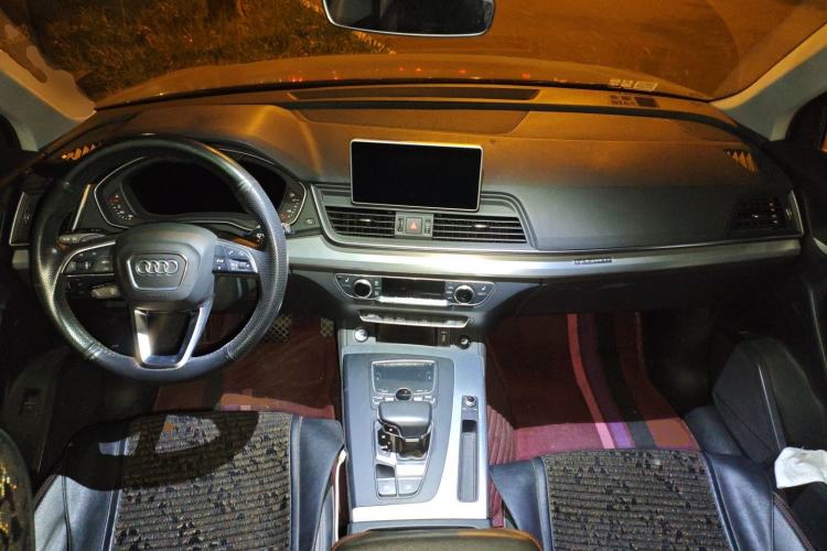 Used Audi Q5L 2018 40 TFSI Prestige Fashion Edition China VI Center Console