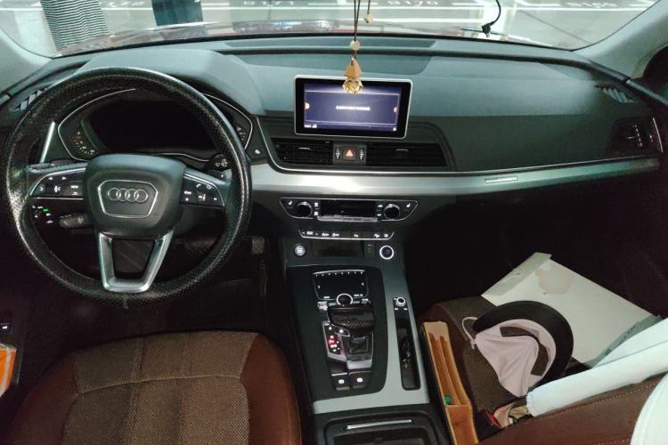 Used Audi Q5L 2018 40 TFSI Prestige Fashion Edition China VI Center Console