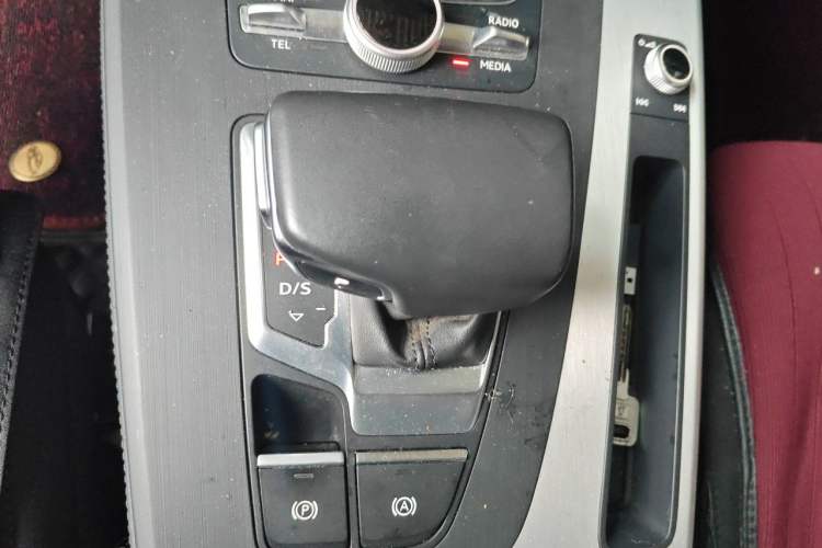 Used Audi Q5L 2018 40 TFSI Prestige Fashion Edition China VI Gear Lever