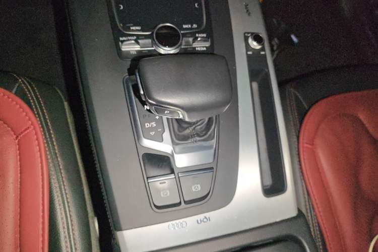 Used Audi Q5L 2018 40 TFSI Prestige Fashion Edition China VI Gear Lever