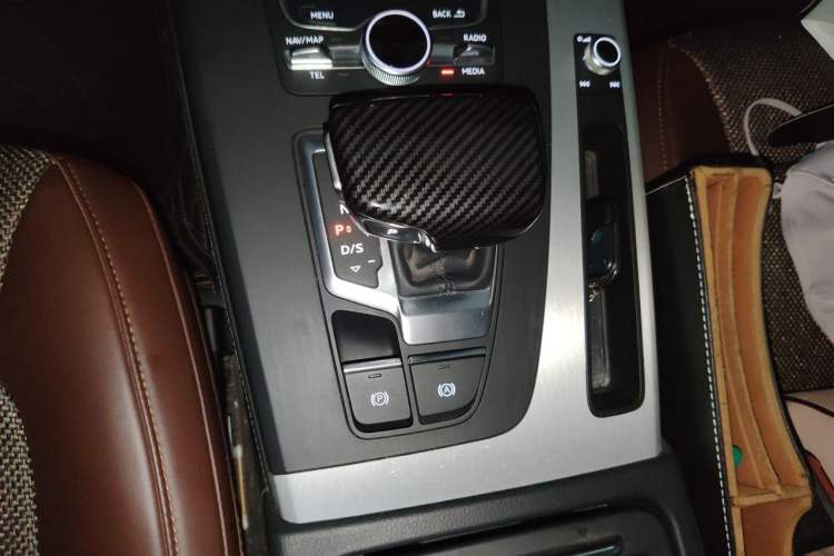 Used Audi Q5L 2018 40 TFSI Prestige Fashion Edition China VI Gear Lever