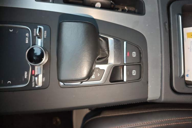Used Audi Q5L 2018 40 TFSI Prestige Fashion Edition China VI Gear Lever