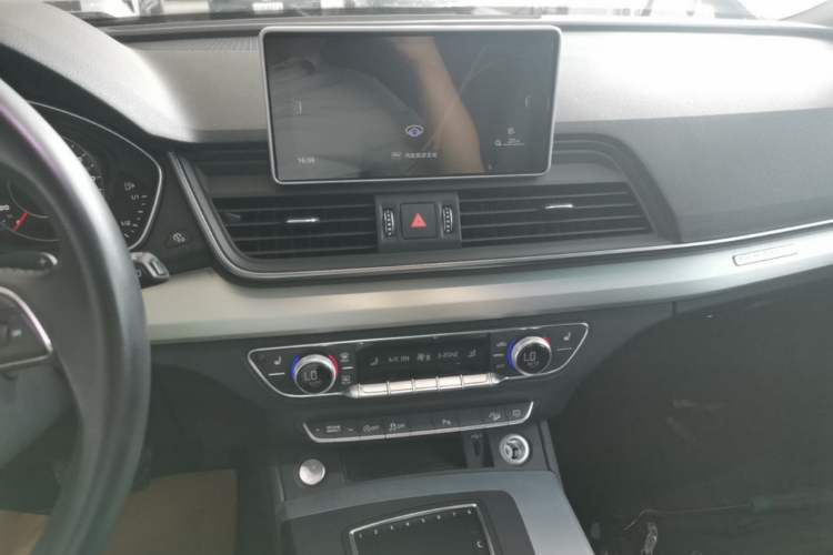 Used Audi Q5L 2018 40 TFSI Prestige Fashion Edition China V Audio And AC Panel