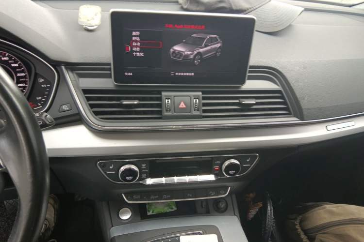 Used Audi Q5L 2018 40 TFSI Prestige Fashion Edition China V Audio And AC Panel