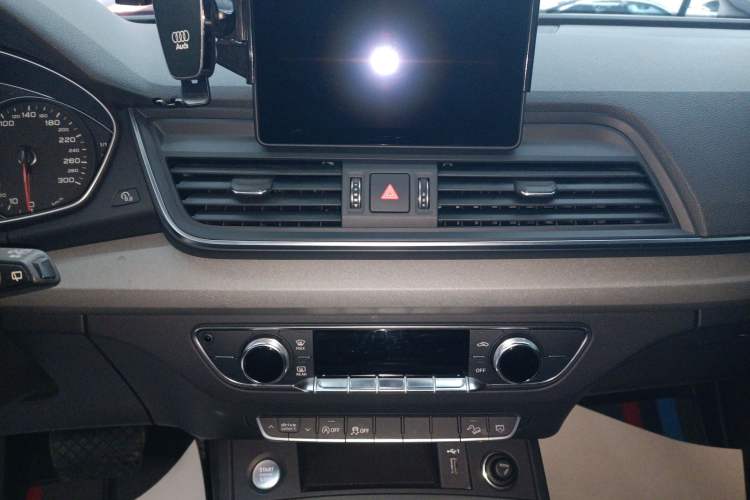 Used Audi Q5L 2018 40 TFSI Prestige Edition China V Audio And AC Panel