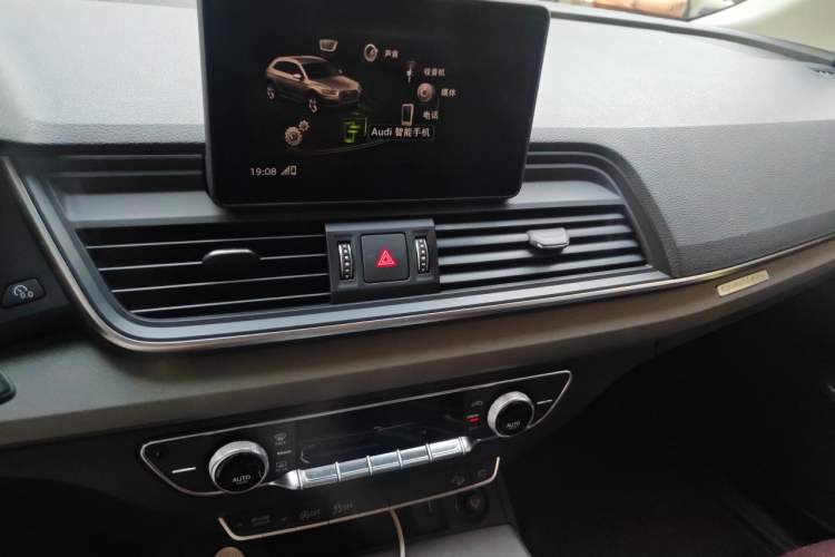 Used Audi Q5L 2018 40 TFSI Prestige Edition China V Audio And AC Panel
