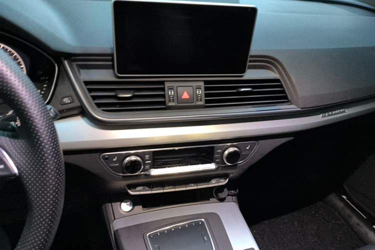 Used Audi Q5L 2018 40 TFSI Prestige Fashion Edition China V Audio And AC Panel