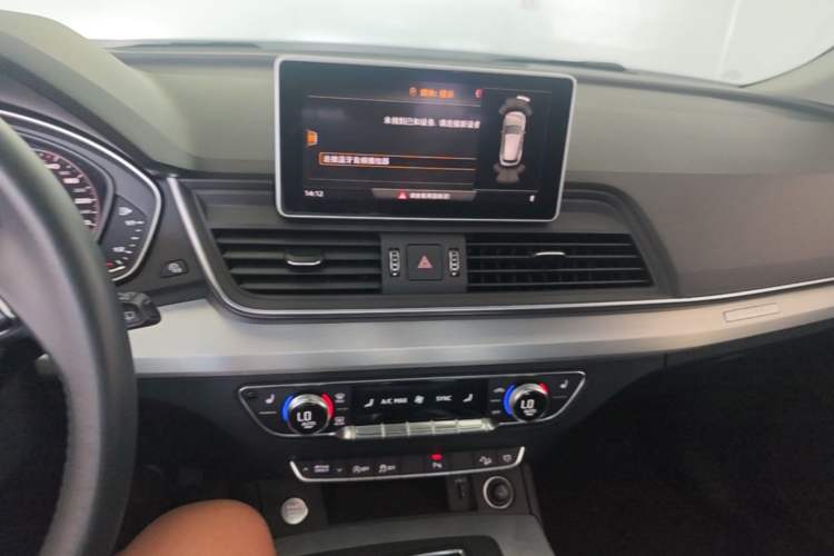 Used Audi Q5L 2018 40 TFSI Prestige Fashion Edition China V Audio And AC Panel