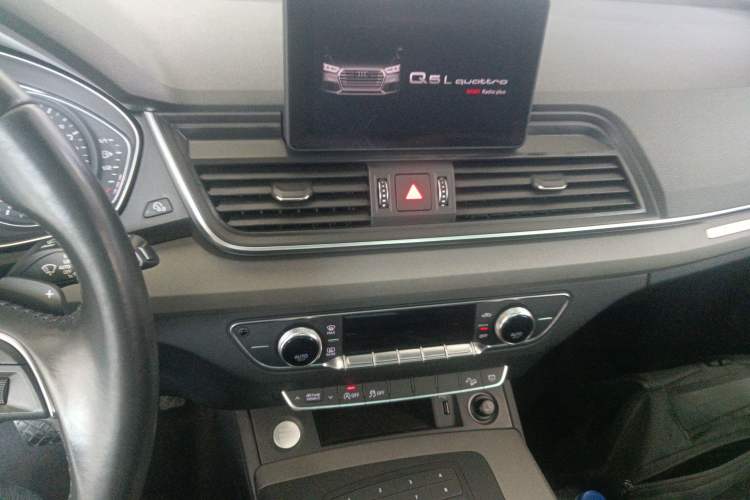 Used Audi Q5L 2018 40 TFSI Prestige Edition China V Audio And AC Panel