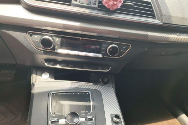 Used Audi Q5L 2018 45 TFSI Prestige Fashion Edition China V Emission Standard Audio And AC Panel