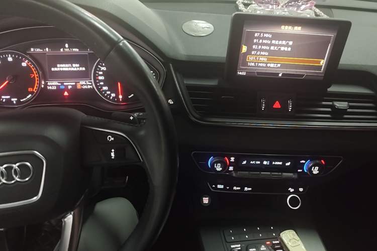 Used Audi Q5L 2018 40 TFSI Prestige Edition China VI Emission Standard Audio And AC Panel