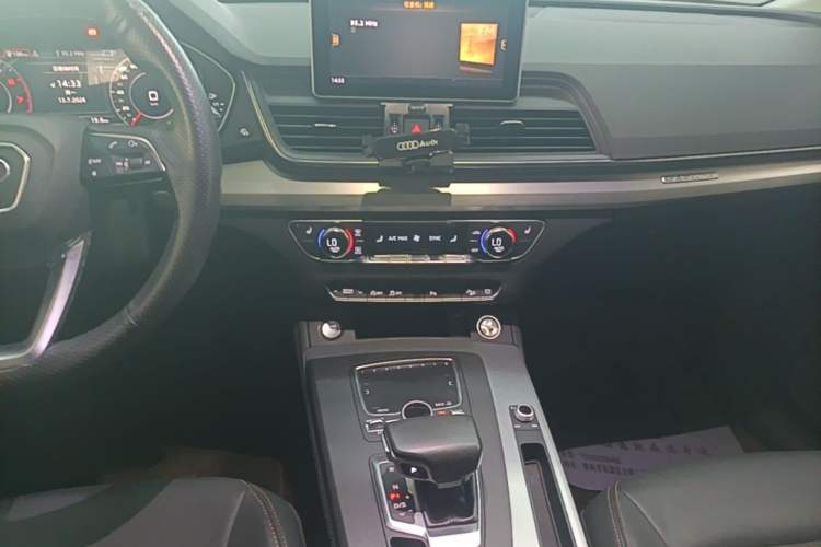 Used Audi Q5L 2018 40 TFSI Prestige Fashion Edition China VI Audio And AC Panel