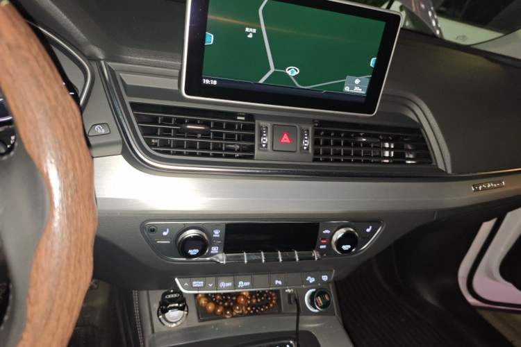 Used Audi Q5L 2018 40 TFSI Prestige Fashion Edition China V Audio And AC Panel