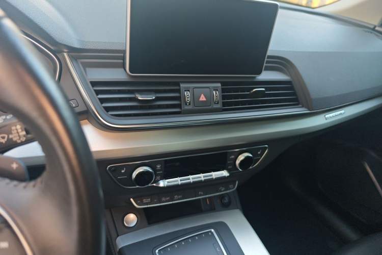 Used Audi Q5L 2018 40 TFSI Prestige Edition China V Audio And AC Panel