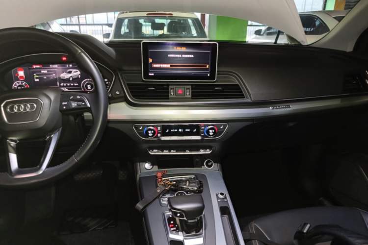 Used Audi Q5L 2018 40 TFSI Prestige Fashion Edition China VI Audio And AC Panel