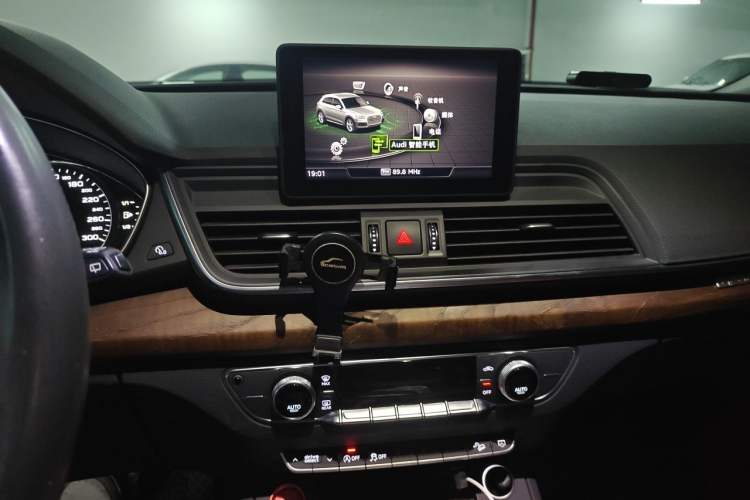 Used Audi Q5L 2018 40 TFSI Prestige Edition China VI Emission Standard Audio And AC Panel