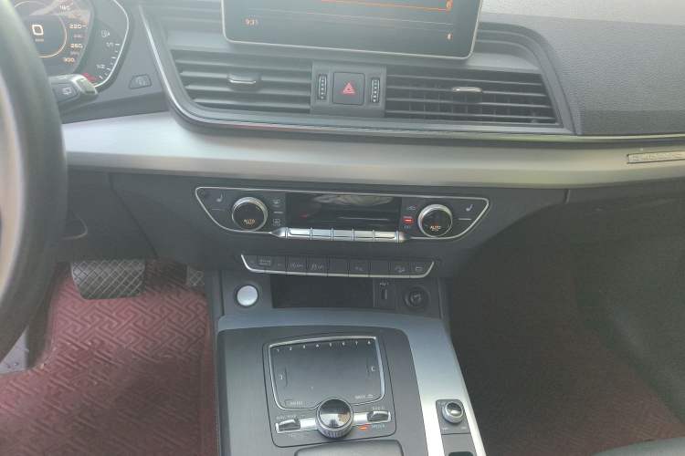 Used Audi Q5L 2018 40 TFSI Prestige Fashion Edition China V Audio And AC Panel