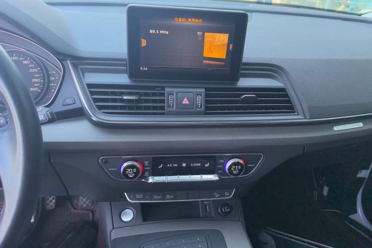 Used Audi Q5L 2018 40 TFSI Prestige Edition China VI Emission Standard Audio And AC Panel