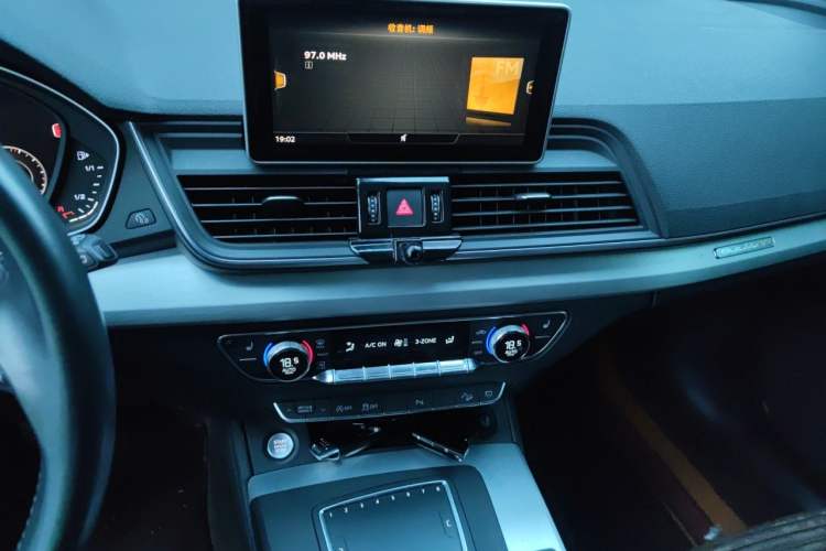 Used Audi Q5L 2018 40 TFSI Prestige Fashion Edition China V Audio And AC Panel